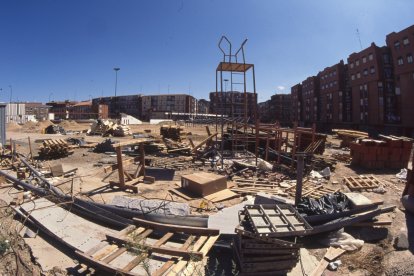 Obras de urbanización en la plaza de la Solidaridad en 1994