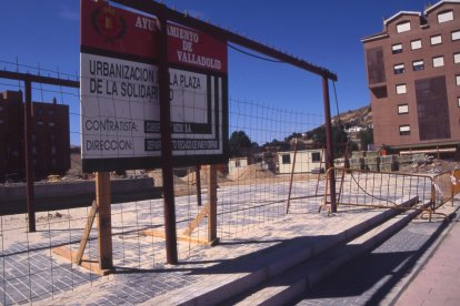 Obras de urbanización en la plaza de la Solidaridad en 1994