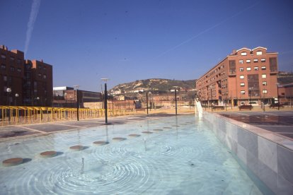 Obras de urbanización en la plaza de la Solidaridad en 1994