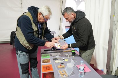 Unos niños aprenden a pescar en la Cúpula del Milenio.