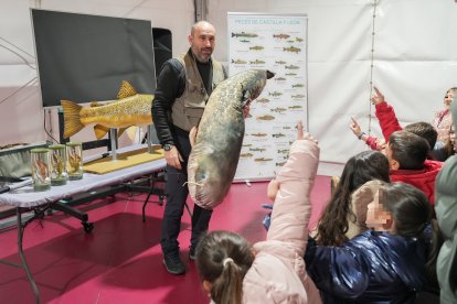 Unos niños aprenden a pescar en la Cúpula del Milenio.