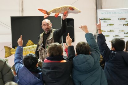 Unos niños aprenden a pescar en la Cúpula del Milenio.