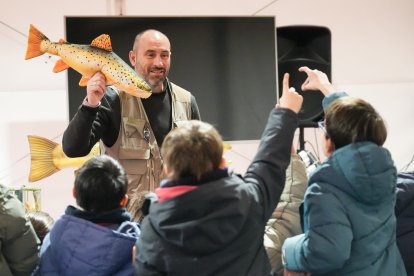 Unos niños aprenden a pescar en la Cúpula del Milenio.