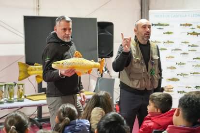 Unos niños aprenden a pescar en la Cúpula del Milenio.