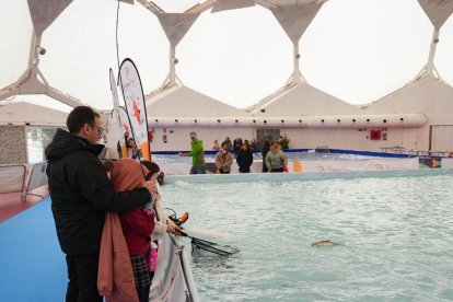 Unos niños aprenden a pescar en la Cúpula del Milenio.