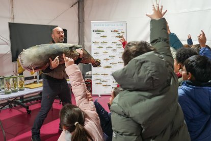 Unos niños aprenden a pescar en la Cúpula del Milenio.