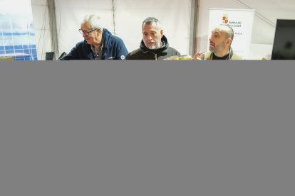 Unos niños aprenden a pescar en la Cúpula del Milenio.