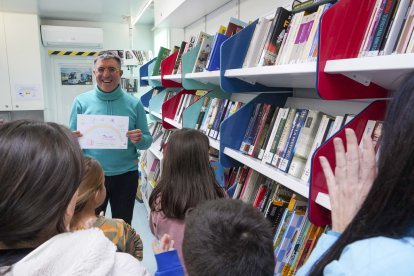José Manuel Rodríguez recibe un dibujo de agradecimiento de los escolares del centro escolar de Villalba de los Alcores en su último día de ruta por su jubilación