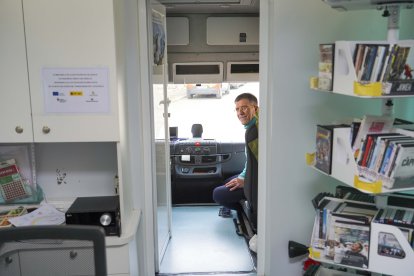 El bibliotecario José Manuel Rodríguez en su último día de ruta en el bibliobús