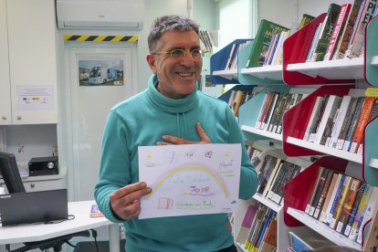 José Manuel Rodríguez recibe un dibujo de agradecimiento de los escolares del centro escolar de Villalba de los Alcores en su último día de ruta por su jubilación
