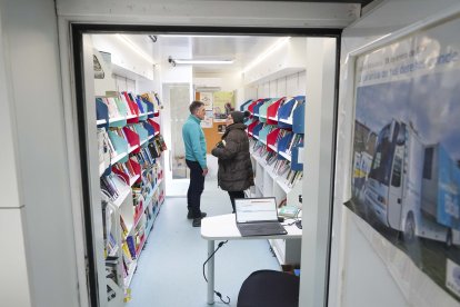 El bibliotecario José Manuel Rodríguez se despide de usuarias habituales del servicio del bibliobús en su último día antes de la jubilación