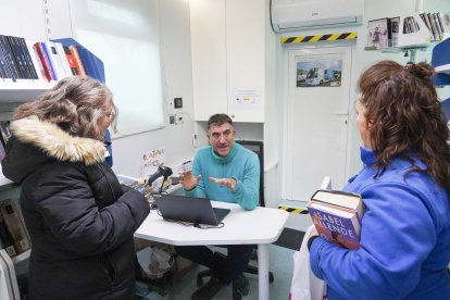 El bibliotecario José Manuel Rodríguez se despide de usuarias habituales del servicio del bibliobús en su último día antes de la jubilación