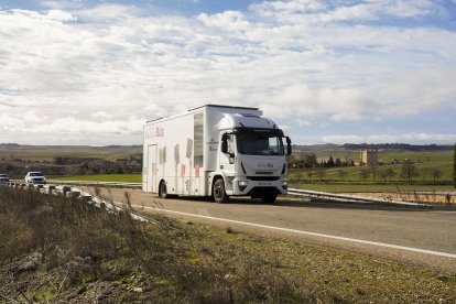 El bibliobús en ruta a su paso por Fuensaldaña (Valladolid)