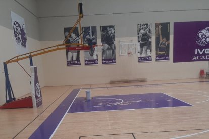 Imagen del frontón de Pisuerga donde entrena la cantera con un cubo en la pista.