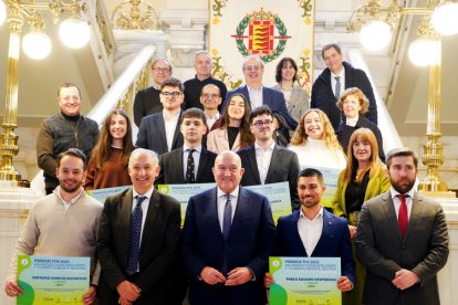 Premiados y autoridades en el Ayuntamiento de Valladolid