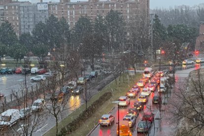 La nieve cae y cubre ya Valladolid.