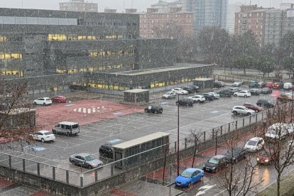 La nieve cae y cubre ya Valladolid.