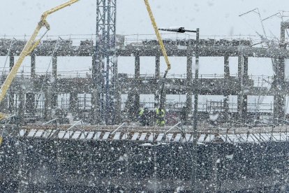 La nieve cae y cubre ya Valladolid.