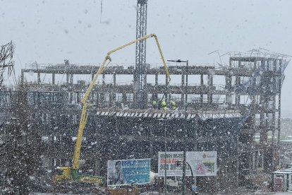 La nieve cae y cubre ya Valladolid.