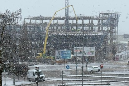 La nieve cae y cubre ya Valladolid.