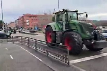 Las columnas de tractores se encuentran en la avenida Salamanca y en la de Burgos de Valladolid.-POLICÍA LOCAL