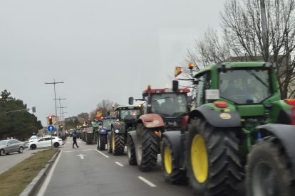 Los tractores, a su paso por la avenida Salamanca de Valladolid.
