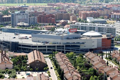 Imagen aérea de la ciudad en primer plano el Centro Comercial 'Vallsur' en el lado del Camino Viejo de Simancas en 2008
