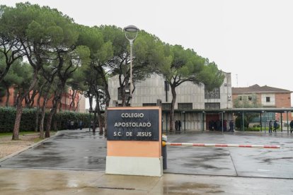 Entrada del Colegios Apostolado en el Camino Viejo de Simancas