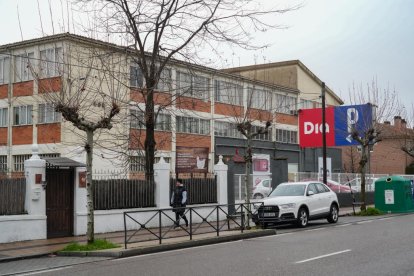 Exterior del supermercado DIA en el Camino Viejo de Simancas y conecta con el Callejón de la Alcoholera