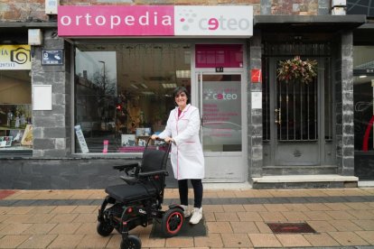 Lidia Martín, responsable de la ortopedia CETEO, en el número 12I del Camino Viejo de Simancas