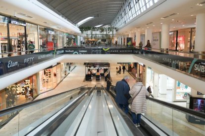 Interior del centro comercial Vallsur