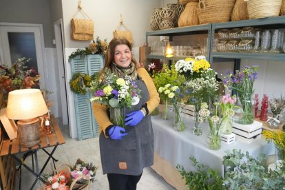 Patricia Martín, dueña de la floristería Acuatromanos, en el Camino Viejo de Simancas