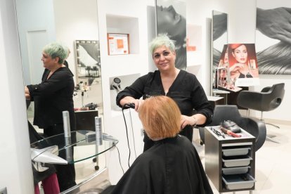 Yolanda Arroyo, dueña de la peluquería Hermanas Arroyo, en el Camino Viejo de Simancas