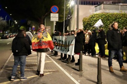 Concentración de Patriam contra Óscar Puente frente a la Subdelegación del Gobierno