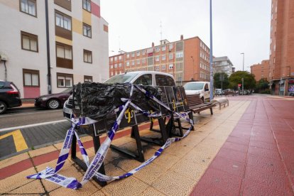 Cargadores de patinetes precintados enfrente del Espacio Joven Zona Norte.