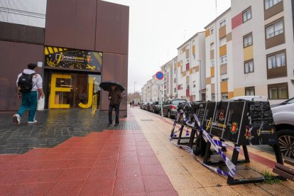 Cargadores de patinetes precintados enfrente del Espacio Joven Zona Norte.
