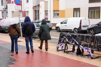 Cargadores de patinetes precintados enfrente del Espacio Joven Zona Norte.