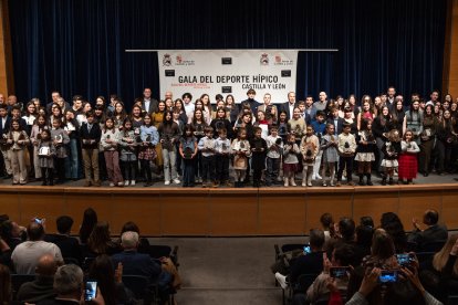 Foto de familia de os galardonados en la gala del Depote Hípico
