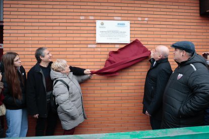 El Ayuntamiento de Valladolid rinde homenaje a Demetrio Nieto en el campo de fútbol Don Bosco