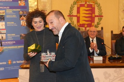 Mayte Martínez entrega el galardón a Alberto Rodríguez 'Bertoni'.