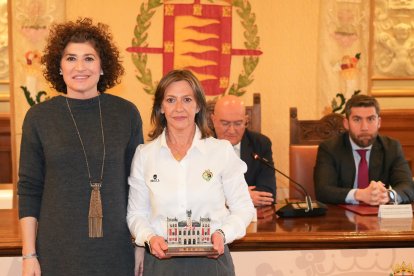 Mayte Martínez entrega el galardón a María Morán, de Inexo El Salvador.