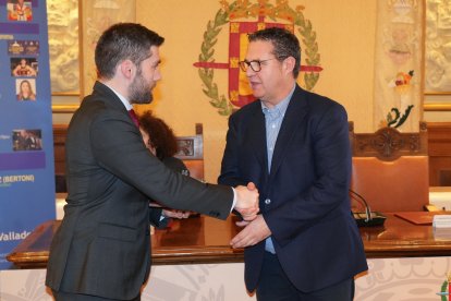 Francisco Blanco Alonso 'Pacote' entrega el galardón a Guillermo Velasco, presidente de la APDV.
