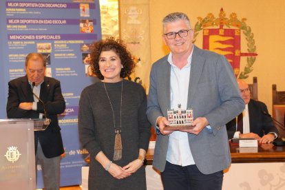Mayte Martínez entrega el galardón a Jorge de Larrea, padre de Sergio, en representación de su hijo.