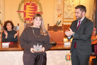 Francisco Alonso Blanco 'Pacote' entrega el galardón a Teresa Ginés.
