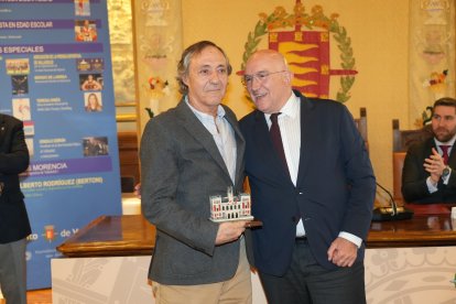 Jesús Julio Carnero entrega el galardón a Borja Lara, exgerente de la FMD.