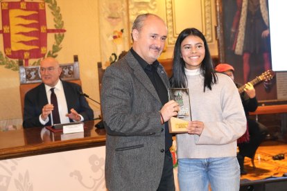 Entrega del galardón a Mey Ling Duque, mejor deportista en edad escolar.
