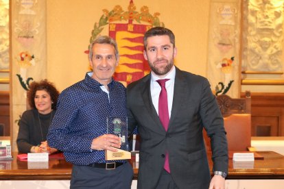 Francisco Blanco Alonso 'Pacote' entrega del galardón a José María de Vega, por la Media Maratón como mejor evento deportivo.
