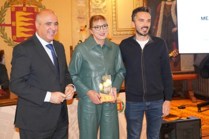 Jesús Julio Carnero entrega el galardón a mejor Delegación a Victoria y Diego García.