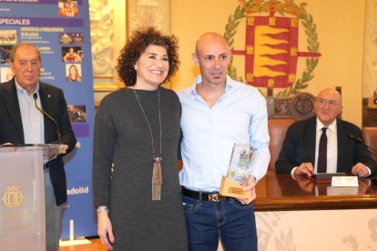 Mayte Martínez entrega el galardón a Juan Herrero, mejor entrenador.