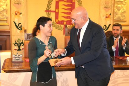 Jesús Julio Carnero entrega el galardón de mejor deportista a Isa Rivero.